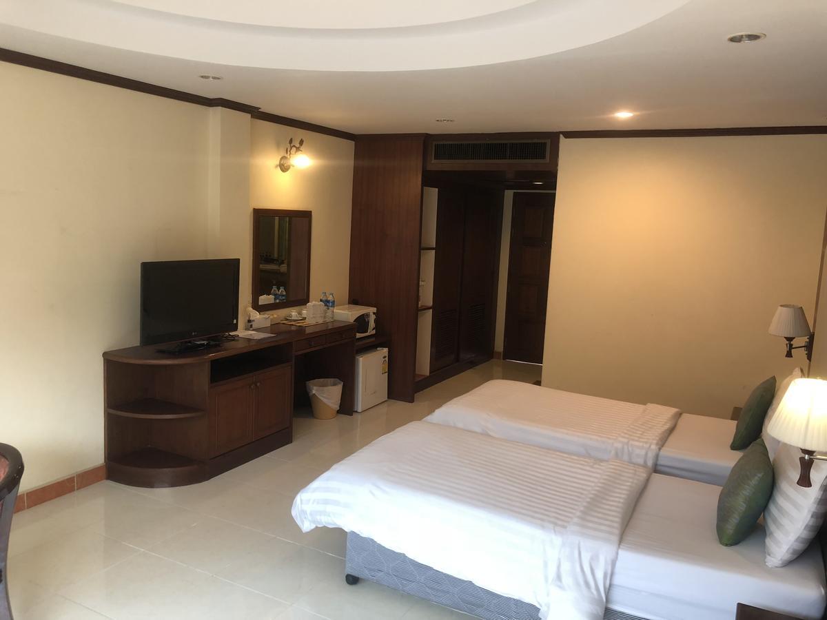 Ban Tyrol Hotell Patong Exteriör bild