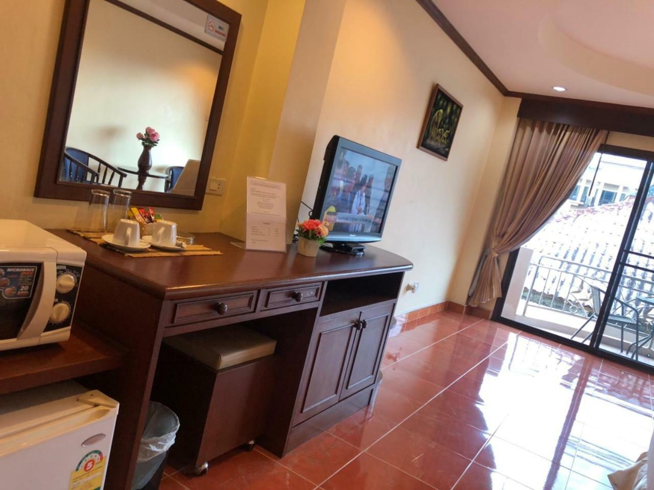 Ban Tyrol Hotell Patong Exteriör bild