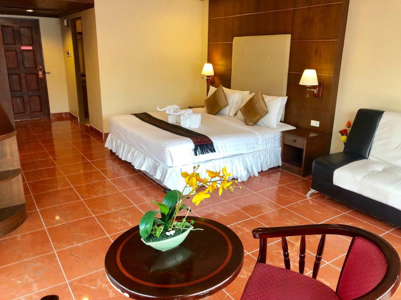 Ban Tyrol Hotell Patong Exteriör bild